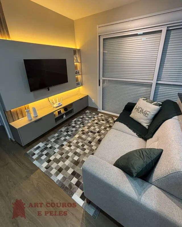 ☺️A escolha da cliente Talissa foi um tapete de 1,5x2m em quadriculados de 7 cm na tonalidade cinza médio, que combinou perfeitamente com sua sala, trazendo ainda mais elegância e sofisticação ao ambiente. Deixe seu espaço com a sensação de lar que você merece!

✔️Adquira agora o seu tapete Art Couros e Peles de alto padrão. Clique no link da bio!