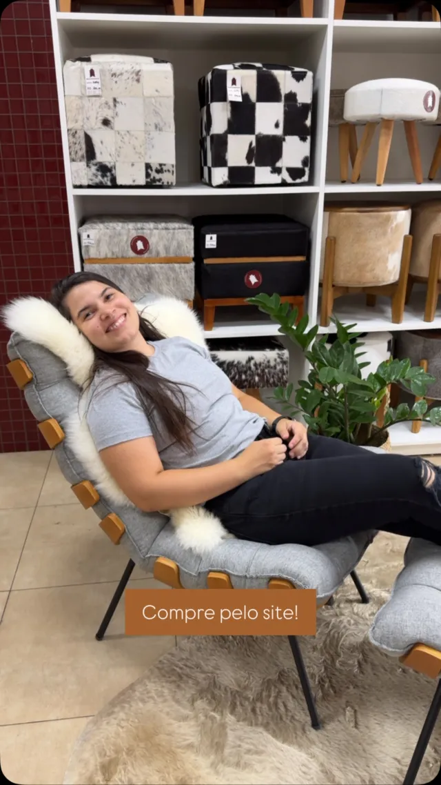 ✨💎Os pelegos premium de ovelha são peças legítimas, feitas com peles naturais selecionadas, macias e cheias de personalidade. Cada peça é única, com lã densa, toque confortável e caimento impecável. São ideais para colocar sobre cadeiras, poltronas, bancos ou até no chão — trazendo um ar acolhedor, rústico e sofisticado ao ambiente.

😱💙Diferente dos pelegos comuns, os modelos premium passam por um processo de cura e acabamento mais refinado, que garante mais durabilidade, maciez e beleza. O resultado é uma peça que aquece, decora e impressiona.