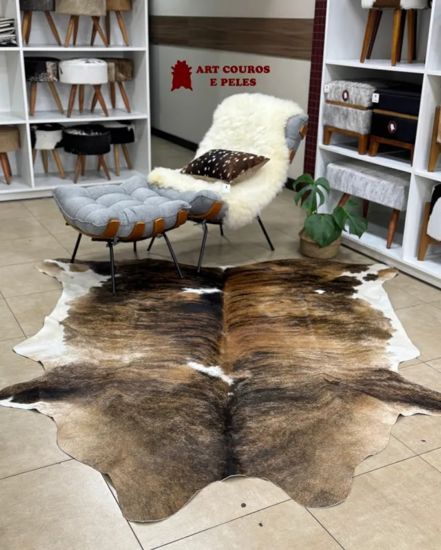 😍Os tapetes em formato de couro natural são ideais pra quem tem aquele cantinho onde um tapete quadrado simplesmente não encaixa. Sabe aquele espaço que pede algo diferente? Esse modelo tem pontas e um formato irregular, seguindo o desenho do próprio animal — por isso, nenhum é igual ao outro. Além de serem super versáteis, têm alta durabilidade, são fáceis de limpar e você pode parcelar em até 12x sem juros. 

😱✅E nas compras acima de R$ 550 em tapeçarias, o frete é grátis!