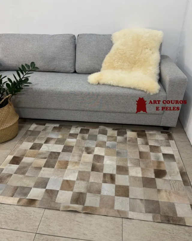 Tons bege e marrom na decoração trazem uma sensação de aconchego, naturalidade e elegância atemporal. São cores quentes e versáteis, que ajudam a criar ambientes acolhedores e equilibrados.

Na prática, eles funcionam super bem com:
	•	Tons terrosos: como caramelo, terracota e areia — criam uma paleta harmônica e orgânica.
	•	Cores claras: branco, off-white, creme — para ambientes mais leves e sofisticados.
	•	Verde oliva ou musgo: traz um toque de natureza e frescor, perfeito para decorações mais rústicas ou boho.
	•	Azul-marinho ou petróleo: criam contraste e sofisticação, principalmente em salas ou quartos.
	•	Dourado, cobre e preto: para um toque moderno e elegante, especialmente em detalhes de móveis ou iluminação.

Essas cores são ideais para salas de estar, quartos, halls de entrada e até áreas gourmet. Tapetes de couro nesses tons ajudam a aquecer visivelmente o espaço, dar textura ao ambiente e harmonizar com móveis de madeira ou tecidos naturais como linho e algodão.